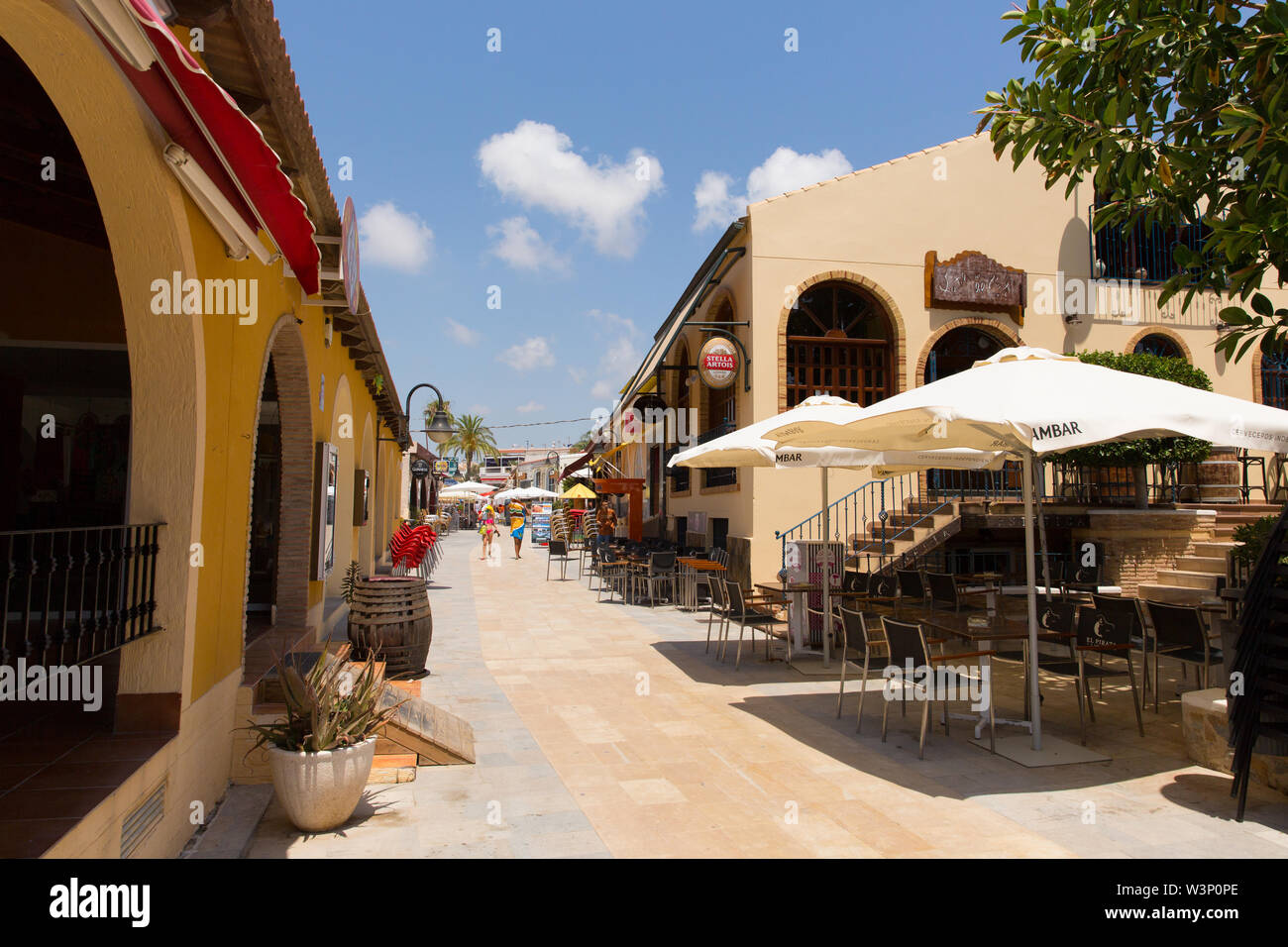 Denia, Costa Blanca, Espagne Vue sur la rue principale avec ses bars commerces et restaurants Banque D'Images