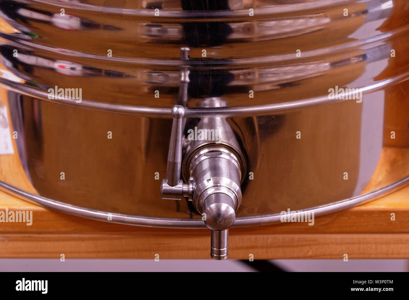 Remplir vos propres bouteilles du conteneur en acier inoxydable de l'huile d'olive Banque D'Images