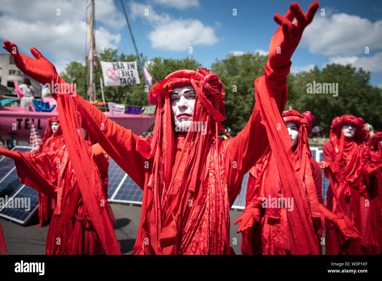 Bristol, Royaume-Uni. 15 juillet 2019. Des centaines de manifestants rébellion Extinction Bristol bloc à l'aide d'un pont à voile rose et dans les rues Banque D'Images