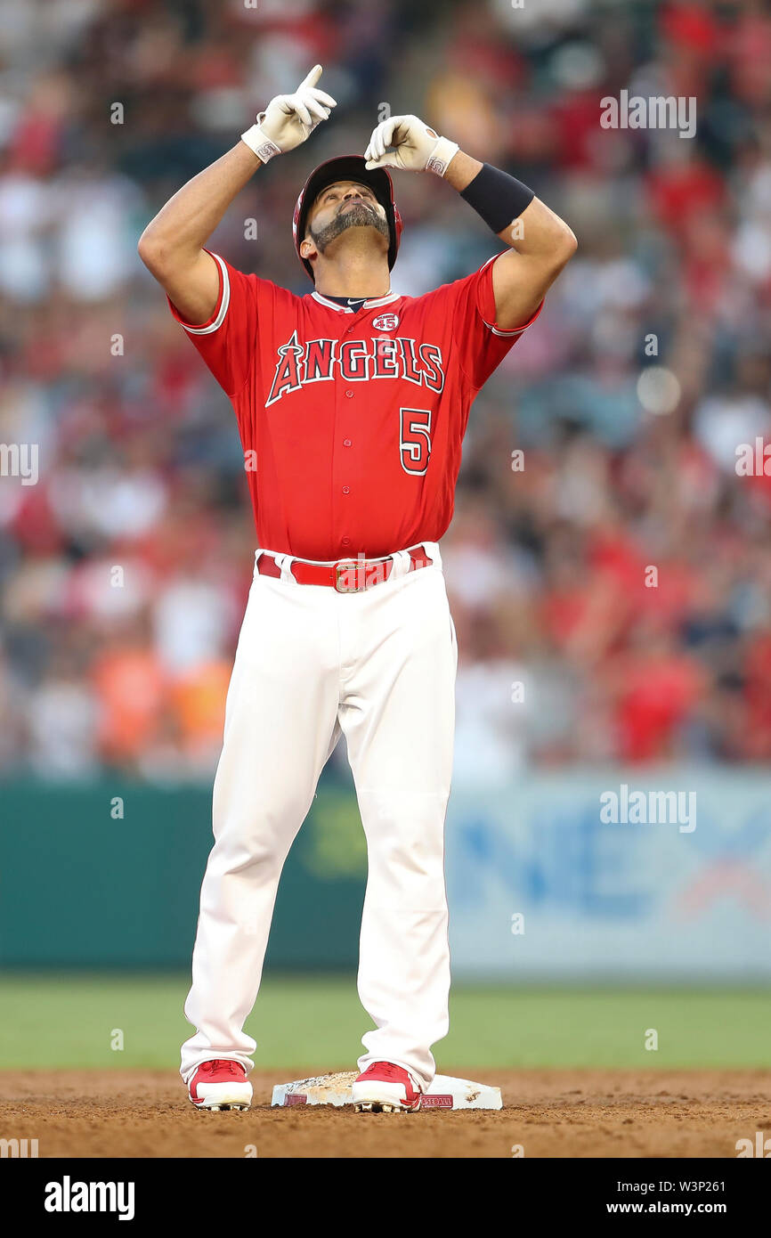 16 juillet 2019 : Los Angeles Angels premier but Albert Pujols (5) célèbre après ses trois bases RBI double chargé pendant le jeu entre les Astros de Houston et les Los Angeles Angels of Anaheim au Angel Stadium à Anaheim, CA, (photo de Peter Renner and Co, Cal Sport Media) Banque D'Images