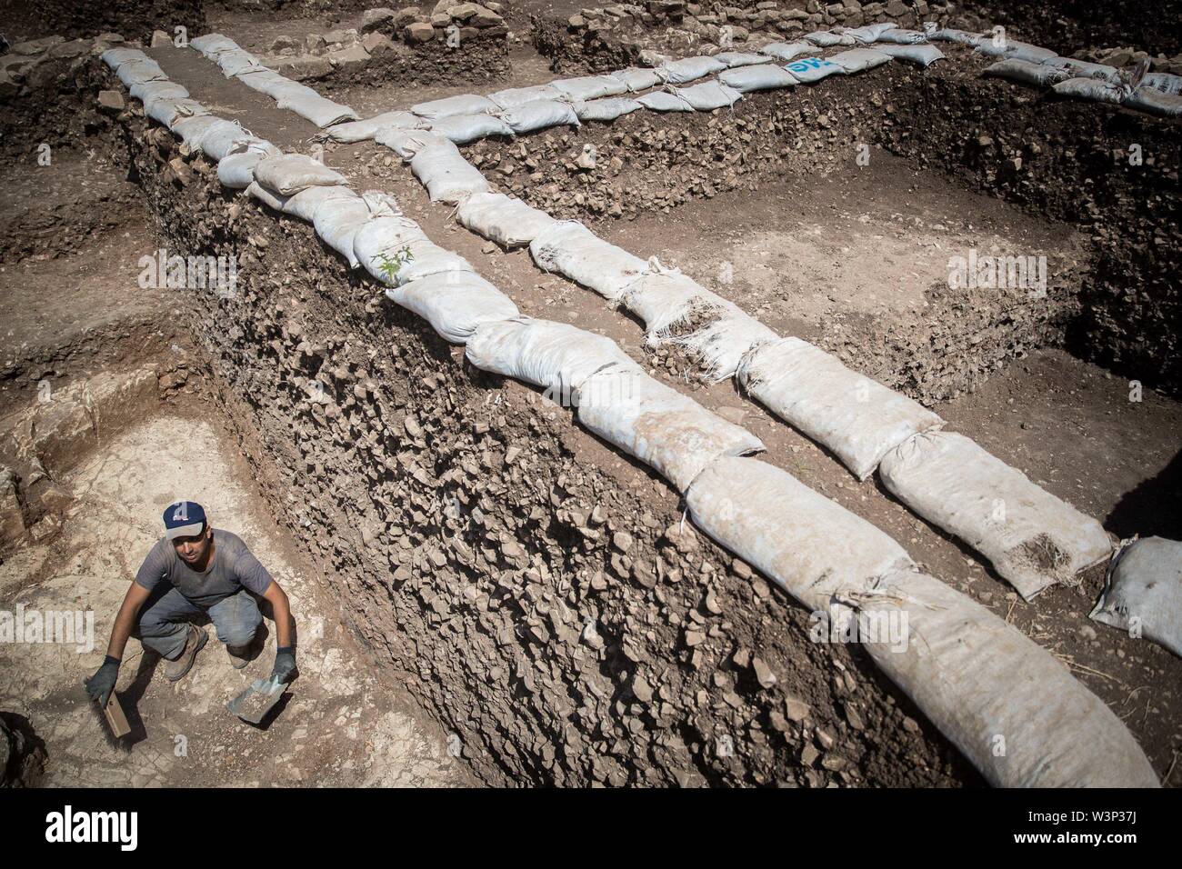 (190717) -- MOTZA, 17 juillet 2019 (Xinhua) -- Un employé de l'Autorité des antiquités d'Israël travaille à l'emplacement d'une 9 000-year-old préhistorique à Motza, 5 km à l'ouest de Jérusalem, le 16 juillet 2019. Les archéologues en Israël a déclaré mardi qu'ils ont découvert un énorme village préhistorique en dehors de Jérusalem datant de 9 000 ans. L'Autorité des antiquités d'Israël, qui supervise l'excavation, a publié une déclaration disant que le règlement est l'une des plus grandes de son genre dans la région de l'époque néolithique, ou le Nouvel Âge de pierre. (Document/JINI via Xinhua) Banque D'Images