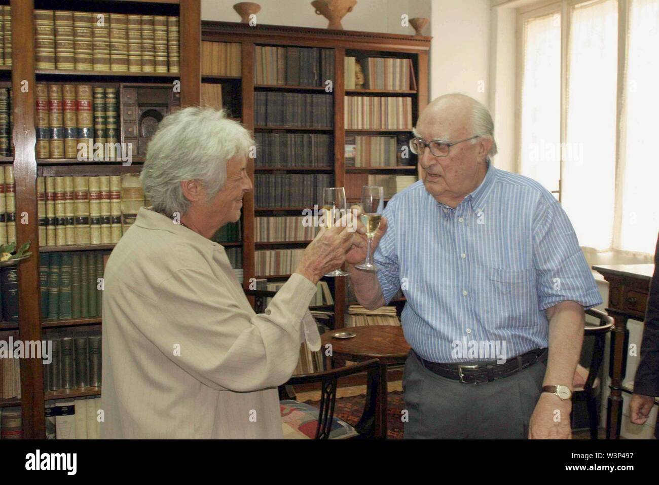 ELVIRA SELLERIO BRINDA AVEC ANDREA CAMILLERI (Studio/Caméra/giacominofoto Fotogramma/Fotogramma, PALERMO - 2010-05-07) ps la photo peut être utilisée à l'égard du contexte dans lequel elle a été prise, et sans intention diffamatoire de la dignité des personnes représentées (caméra de studio/Fotogramma/giaco/Fotogramma, Répertoire de photos - Banque D'Images