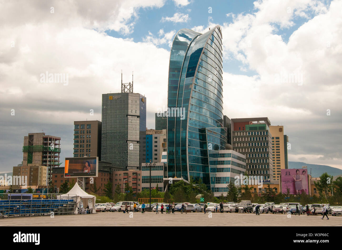 Ciel bleu bâtiment donnant sur Sukhbaatar Square, Ulaanbaatar, Mongolie Banque D'Images