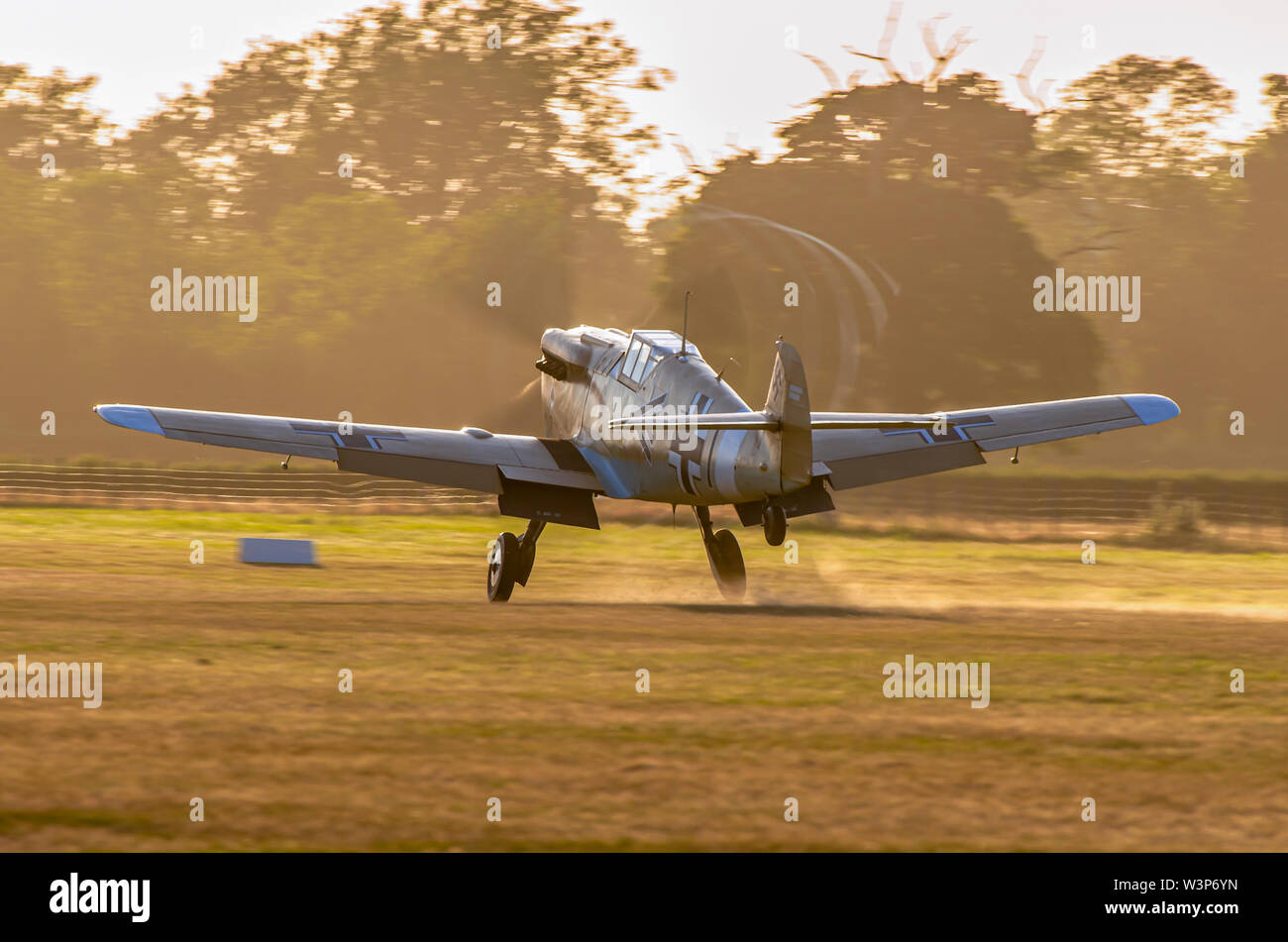 Hispano Buchon Messerschmitt Bf109 moi109 dans desert scheme Luftwaffe allemande de couleurs. Seconde Guerre mondiale avion de chasse rouler pour décoller en fin d'après-midi Banque D'Images