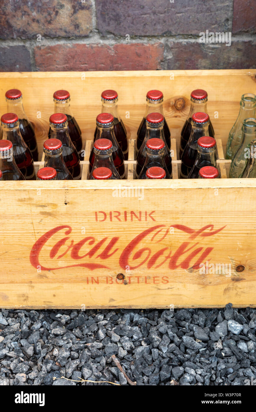 Des caisses en bois de bouteilles de Coca Cola Banque D'Images