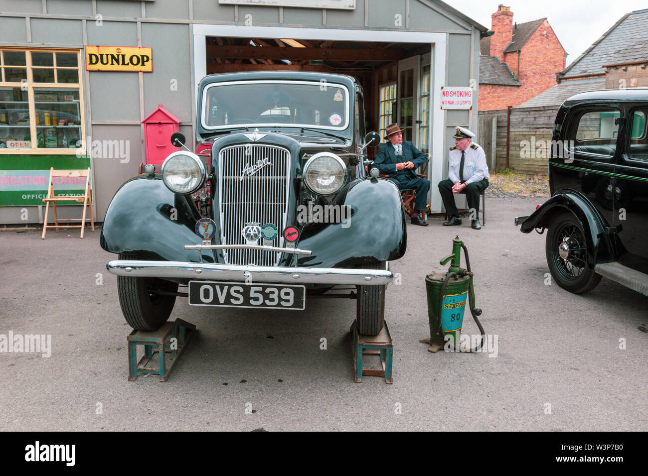 Old fashioned 1940 British Garage ou station-service, Black Country Living Museum, Royaume-Uni Banque D'Images