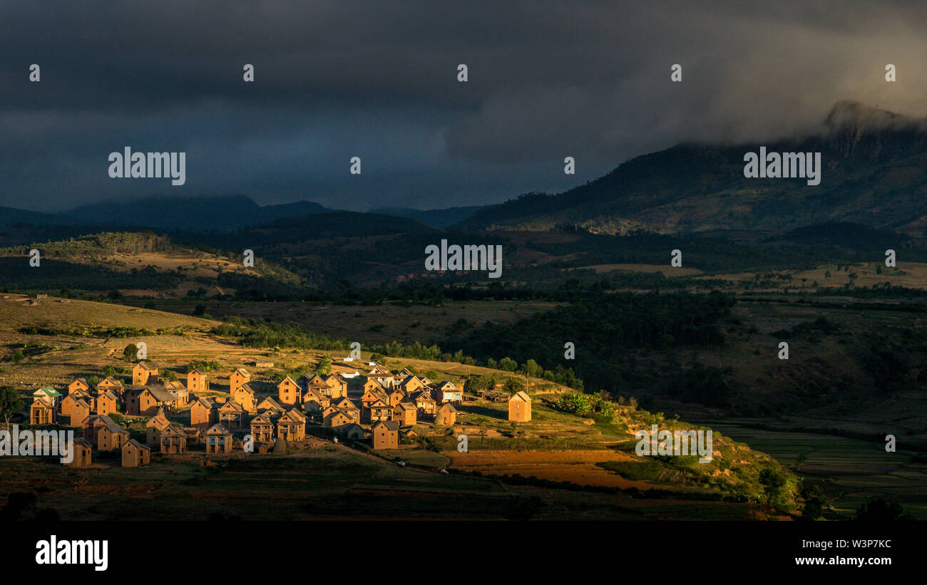 Magnifique lumière, délicieux paysage sur la route RN7 au sud de Madagascar, près de Fianarantsoa. Maisons traditionnelles Betsileo. Village sous le soleil. Banque D'Images