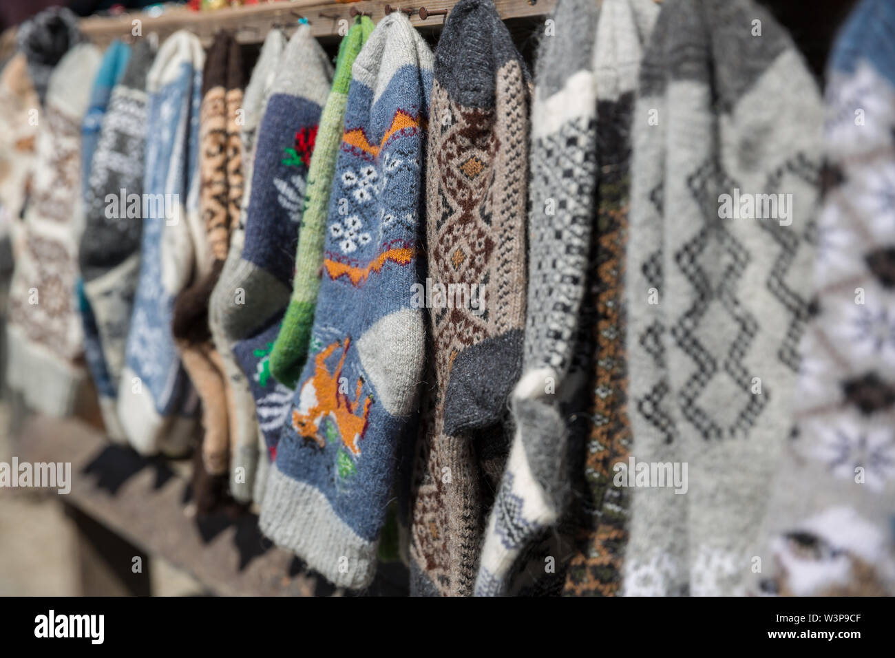 Chaussons chaussettes tricotées et Géorgie). Marché de rue avec des chaussons, des chaussettes tricotées Banque D'Images