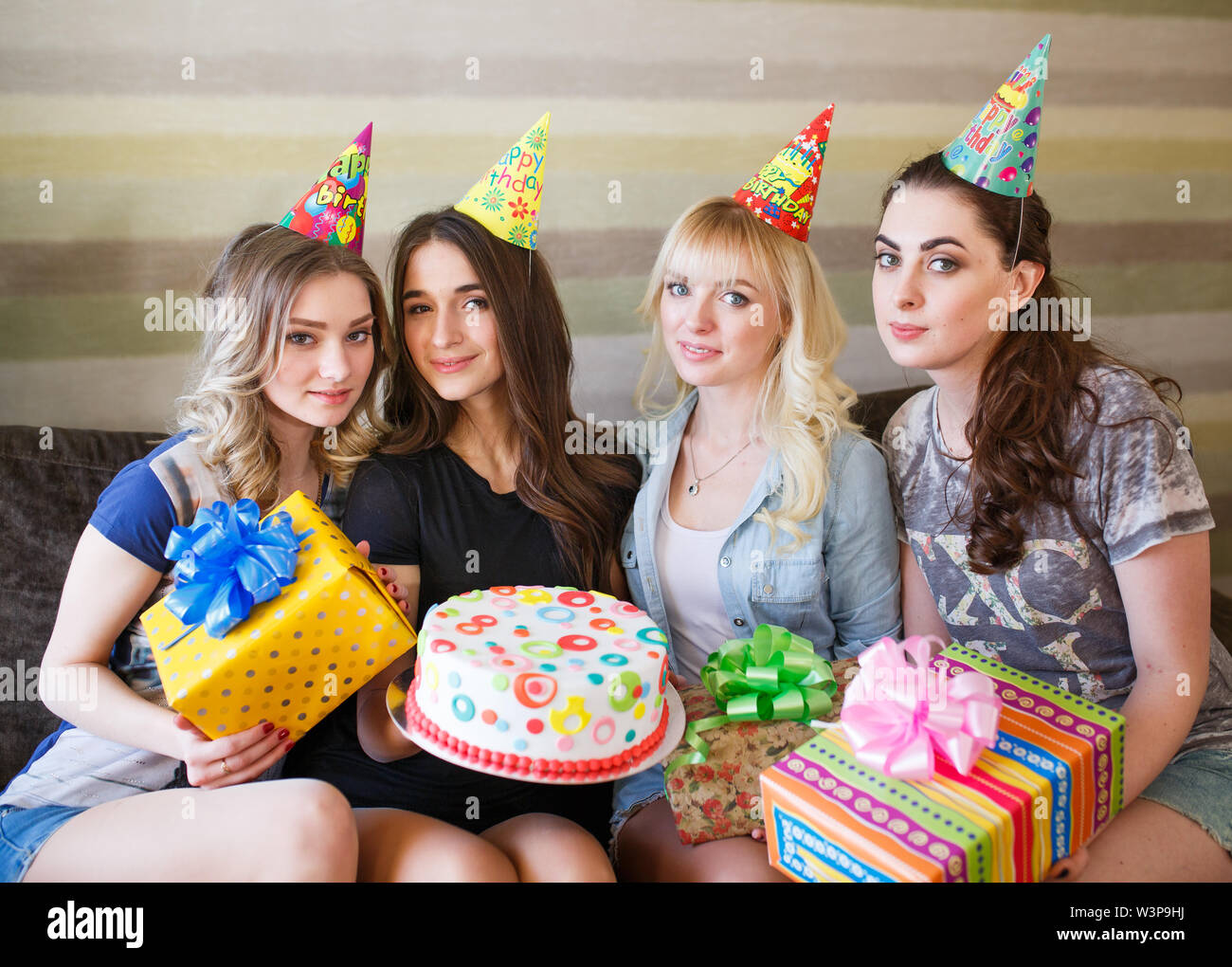 Belles filles donnez un cadeau pour l'anniversaire de sa petite amie Photo  Stock - Alamy