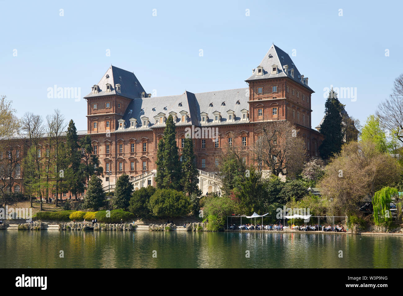 TURIN, ITALIE - 31 mars 2019 : Château du Valentino et façade de briques rouges de la rivière Po avec des gens dans le Piémont, Turin, Italie. Banque D'Images