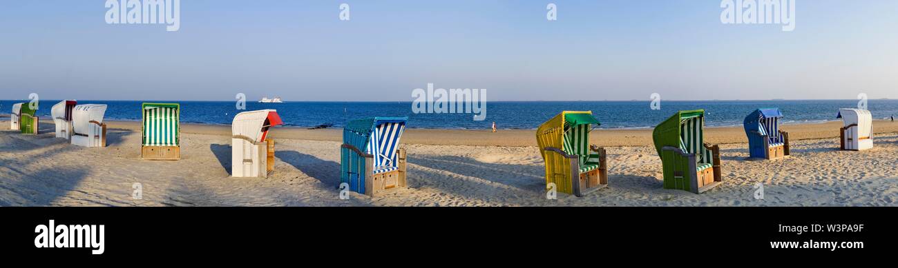 De plage multicolores, Wyk auf Fohr, Fohr, Mer du Nord, Allemagne Banque D'Images