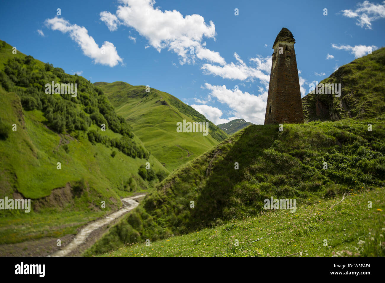 Lebaiskari tower sur le chemin de Tusheti. La Géorgie Banque D'Images