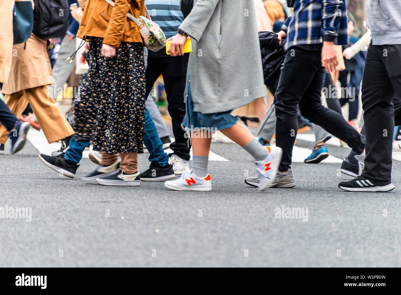 Zone piétonne, foule, de nombreuses personnes traversant zebra crossing, close-up, croisement de Shibuya, Shibuya, Tokyo, Japon, Udagawacho Banque D'Images