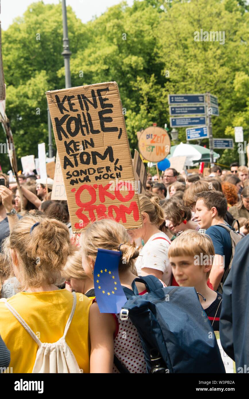 Vendredi pour l'avenir, démonstration par les élèves et les étudiants contre le changement climatique le 24 mai 2019, la protection du climat, le réchauffement climatique, des signes, Banque D'Images