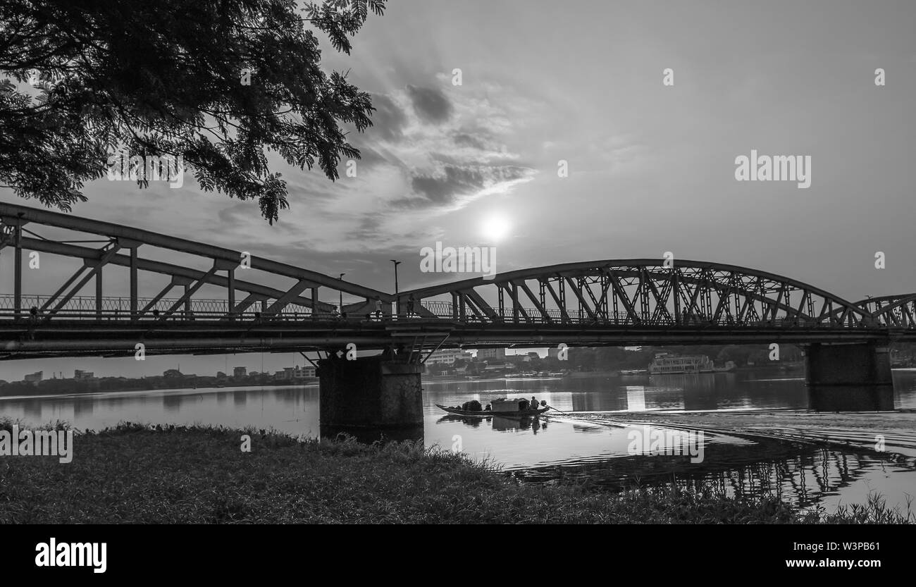 L'aube à Pont Trang Tien. Cette architecture gothique d'un pont enjambant la rivière des Parfums à partir de la 18e siècle conçu par Gustave Eiffel à Hue, Vietnam Banque D'Images