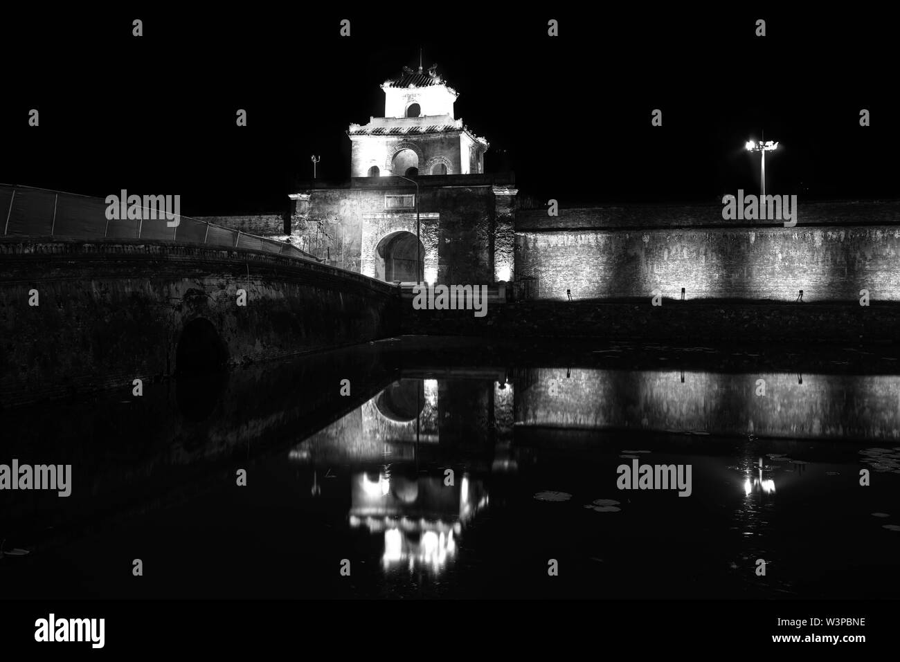 Tower et de murs en pierre couleurs chatoyantes autour du palais impérial à royal l'extérieur nuit à Hue, Vietnam. Banque D'Images Tower et de murs en pierre couleurs chatoyantes autour du palais impérial à royal l'extérieur nuit à Hue, Vietnam. Banque D'Images