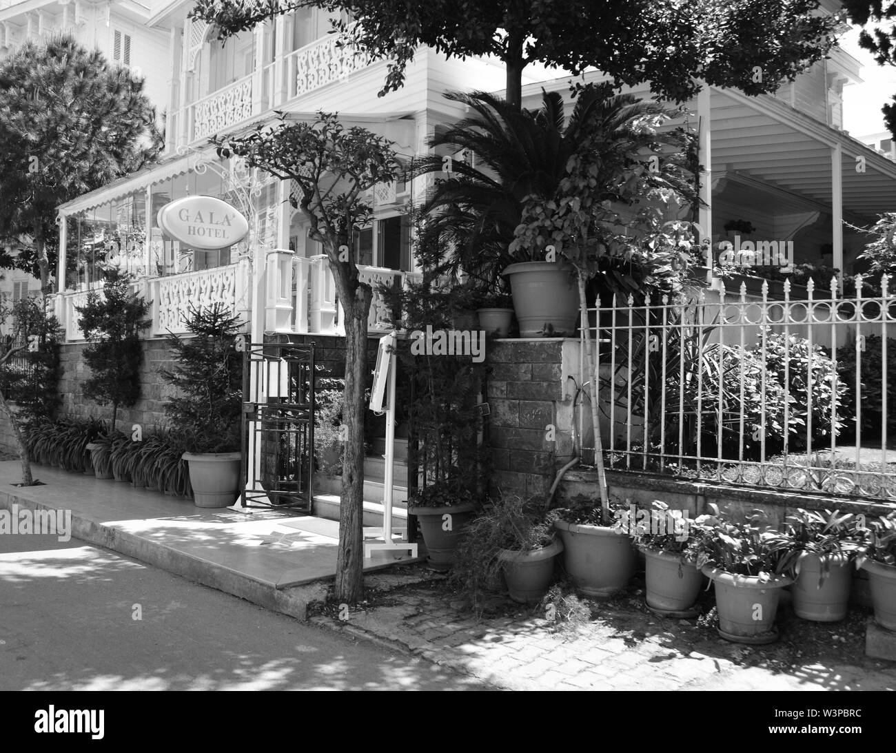 Une photo en noir et blanc pour un joli petit hôtel à princess island, Istanbul, Turquie Banque D'Images