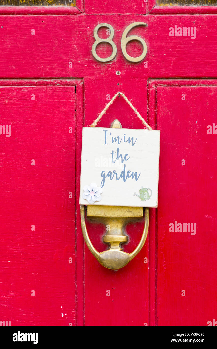 Je suis dans le jardin, signe, signalisation manuscrite note sur la porte avant, Somerset, UK Banque D'Images