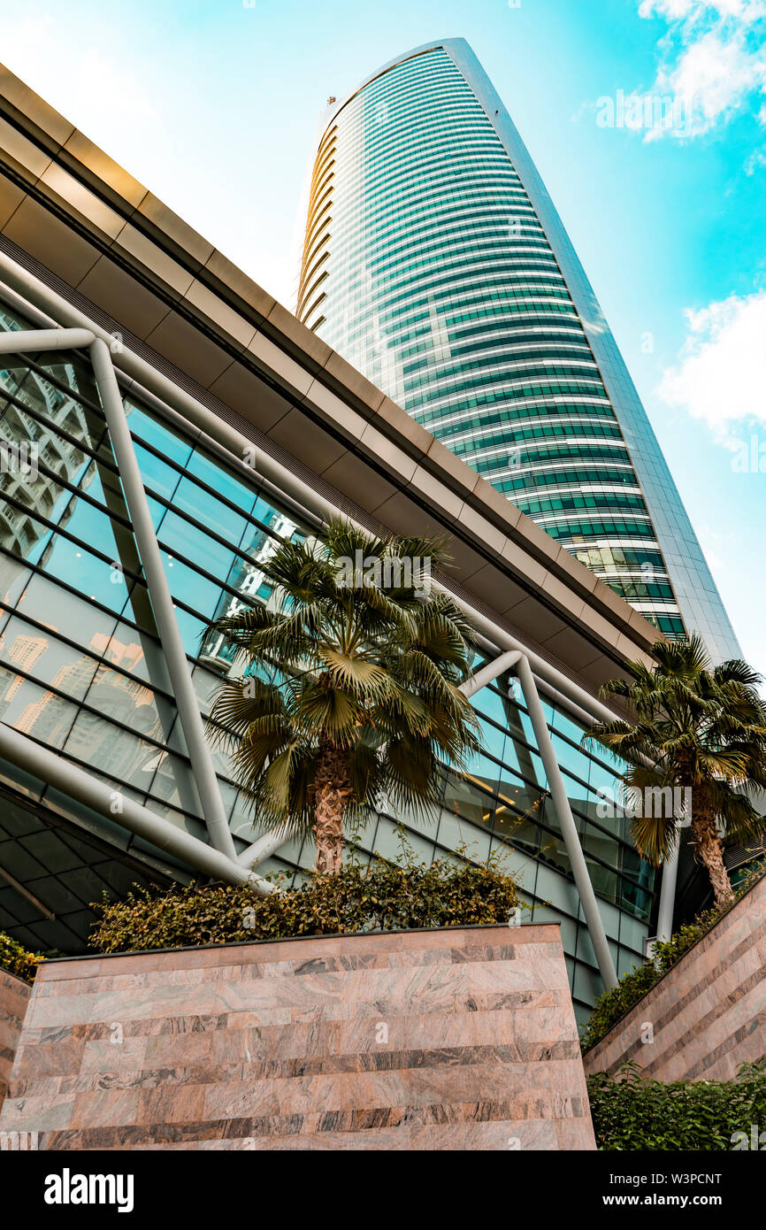 Jumeirah Lakes Towers, Dubaï, Émirats Arabes Unis - Dec.15, 2017 : Skyscraper - Almas Tower. Perspective Banque D'Images