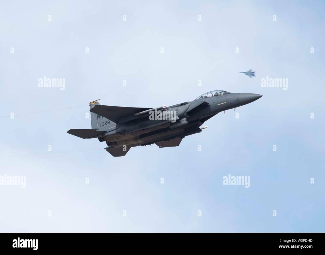 Deux F-15E Strike Eagle avions affectés au 17e Escadron d'armes survole la gamme de formation et d'essai au Nevada, Nevada, 15 mai 2019. La grève blanche réalisée de mitrailler, exécute des manœuvres d'air faible et simulé des armes antiaériennes evasion pendant la compétition. Gunsmoke (U.S. Air Force photo par Airman1St Class Bryan Guthrie) Banque D'Images