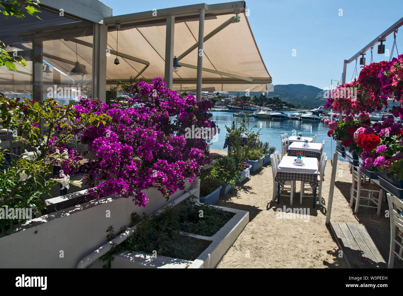Neos Marmaras, Grèce, le 30 mai 2019. Vue d'un quartier calme de port de la ville et un restaurant sur la côte. Neos Marmaras est à Sithonia sur la presqu'île de Chalki Banque D'Images