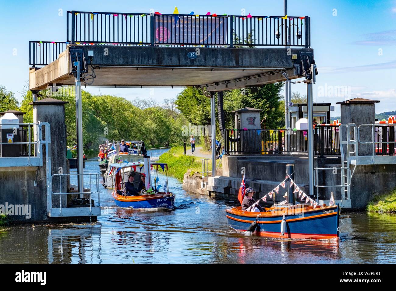 Des bateaux passent sous un pont élévateur sur le canal Forth et Clyde Banque D'Images