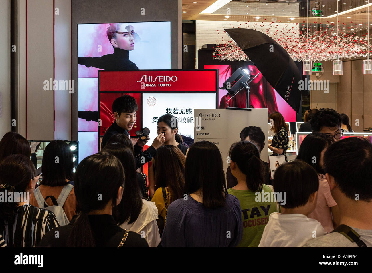 L'application du maquillage Shiseido démo en Chine Banque D'Images