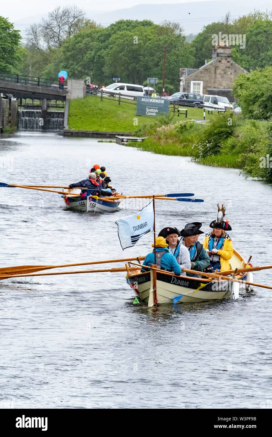 Bateaux, barges et des canoës sur l'avant et canal de Clyde Banque D'Images