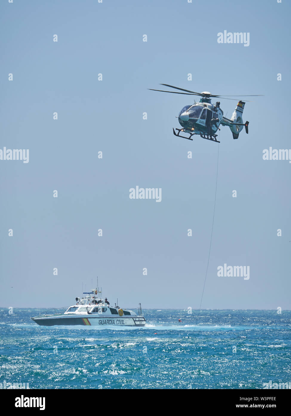 Eurocopter EC 135P2 + Guardia Civil. Torre del Mar Air show 2019. La province de Málaga, Andalousie, espagne. Banque D'Images
