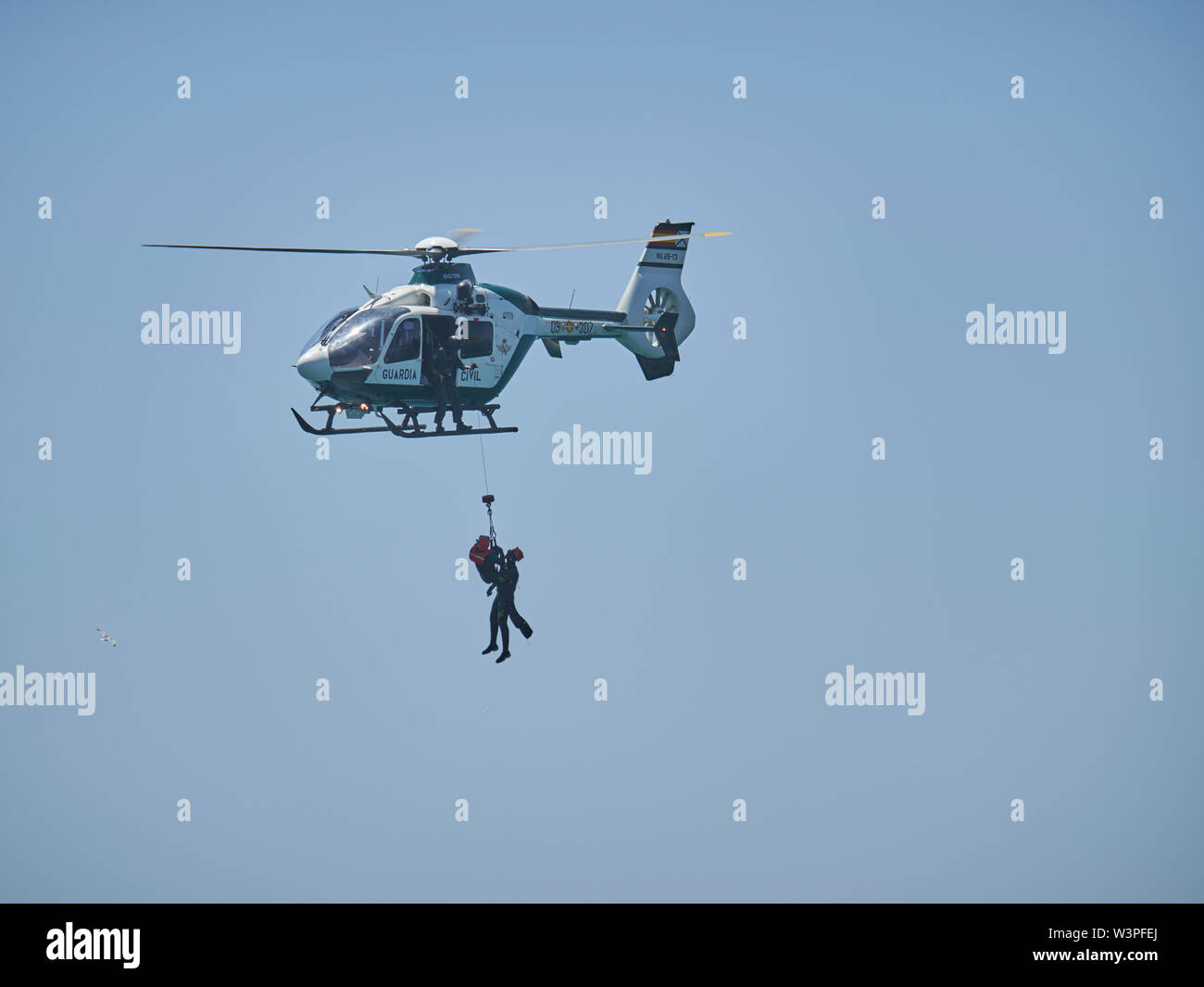 Eurocopter EC 135P2 + Guardia Civil. Torre del Mar Air show 2019. La province de Málaga, Andalousie, espagne. Banque D'Images