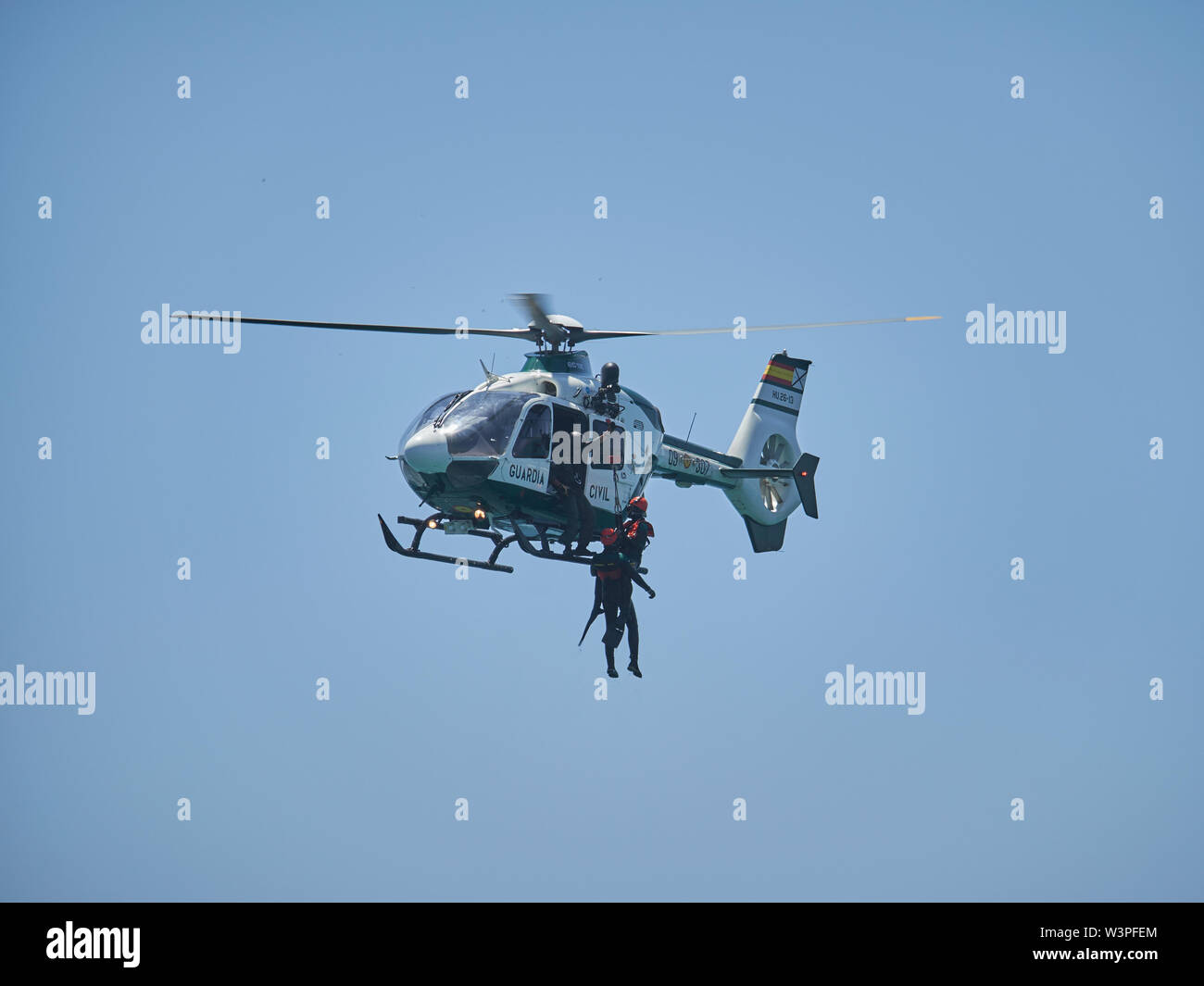 Eurocopter EC 135P2 + Guardia Civil. Torre del Mar Air show 2019. La province de Málaga, Andalousie, espagne. Banque D'Images