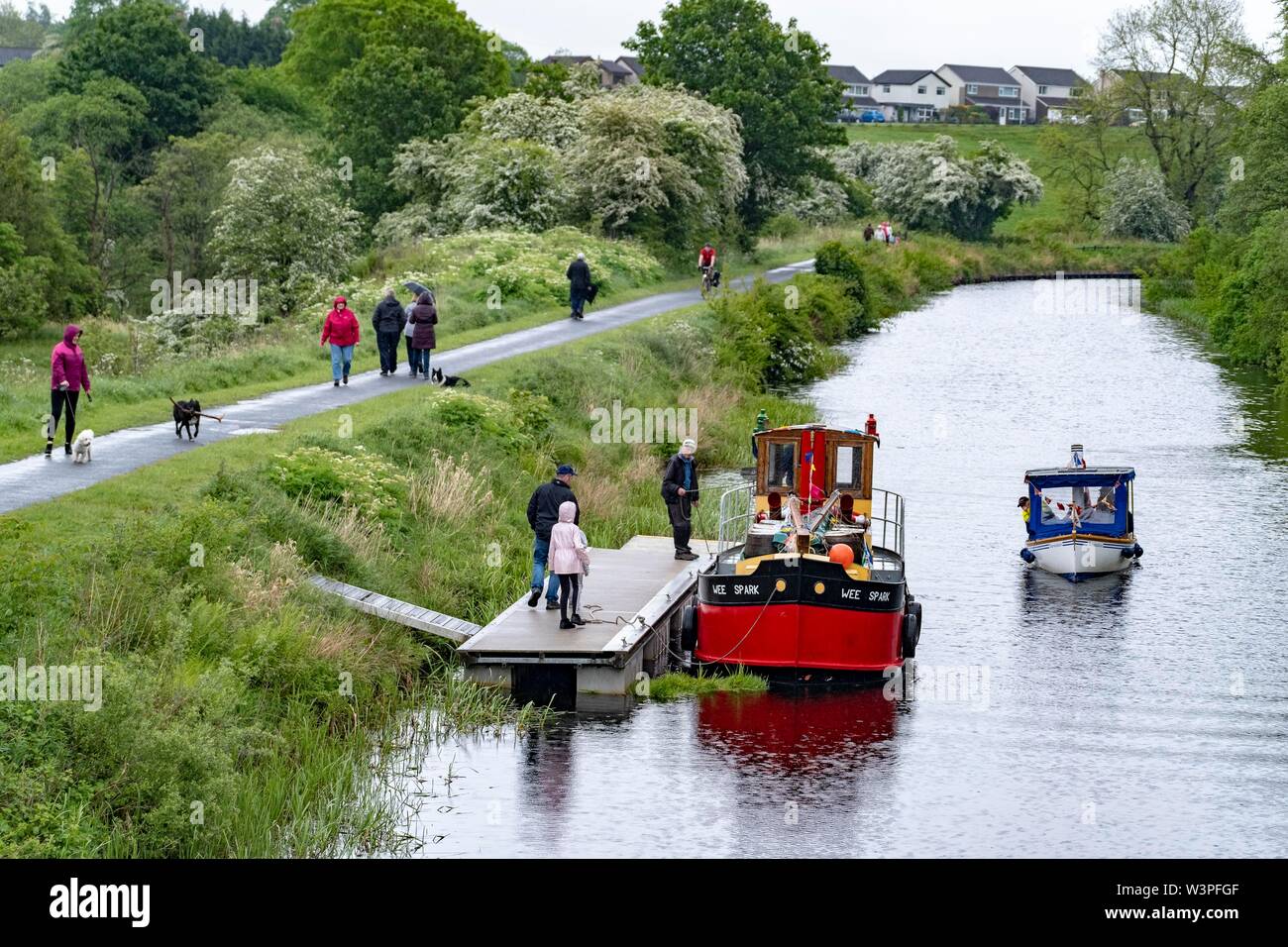 Bateaux, barges et des canoës sur l'avant et canal de Clyde Banque D'Images