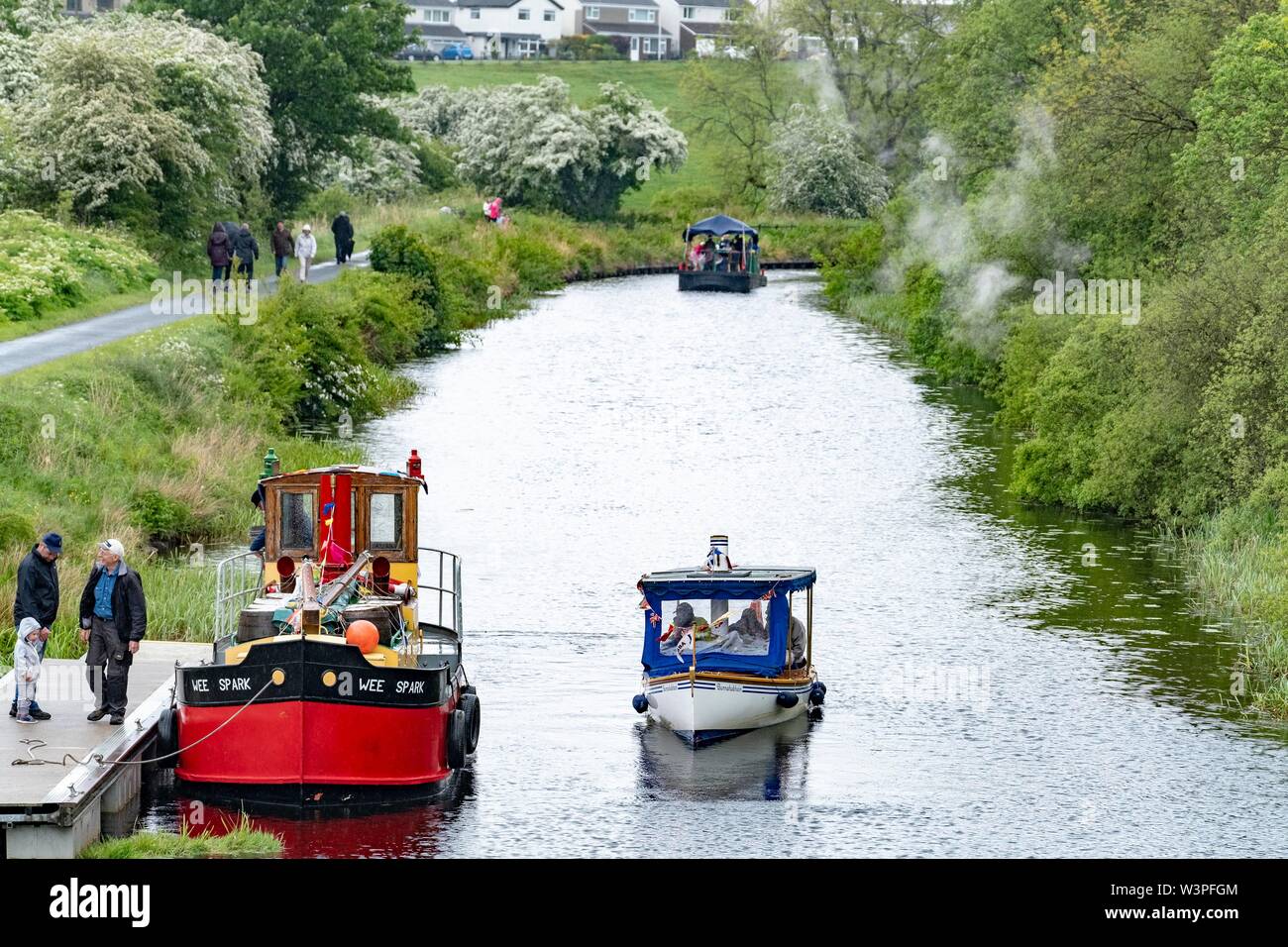 Bateaux, barges et des canoës sur l'avant et canal de Clyde Banque D'Images