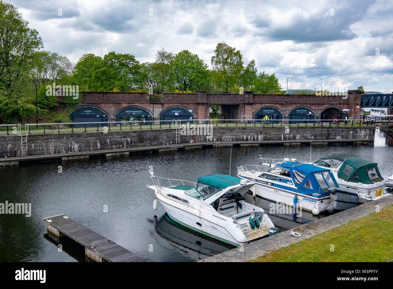 Bateaux, barges et des canoës sur l'avant et canal de Clyde Banque D'Images