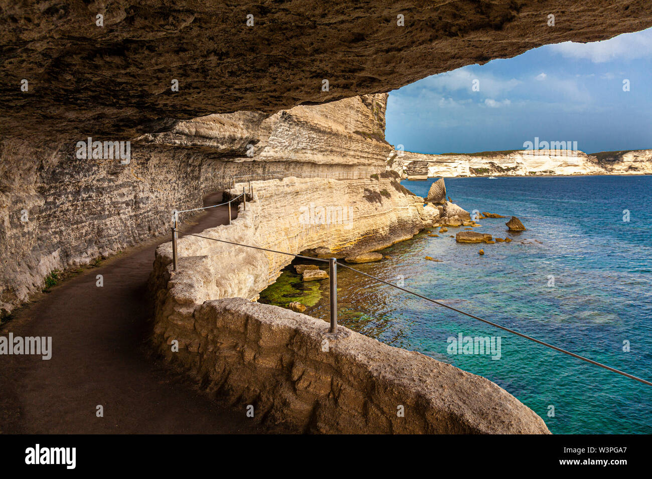 Chemin panoramique creusée dans la roche qui s'étend le long de la mer dans la ville de bastia en Corse, France. Banque D'Images