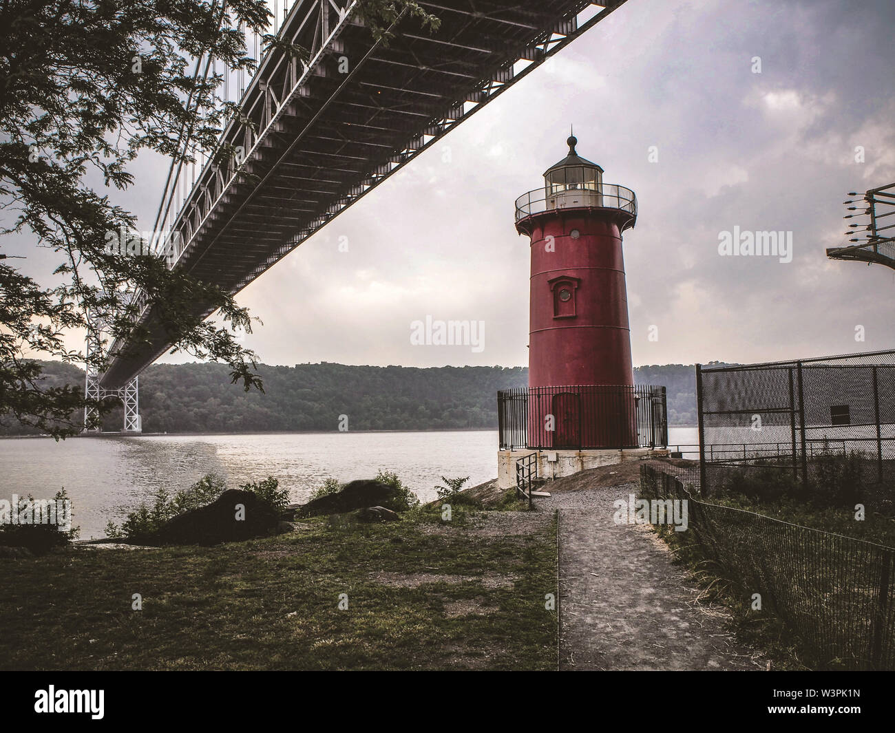 Le petit phare rouge et George Washington Bridge Banque D'Images