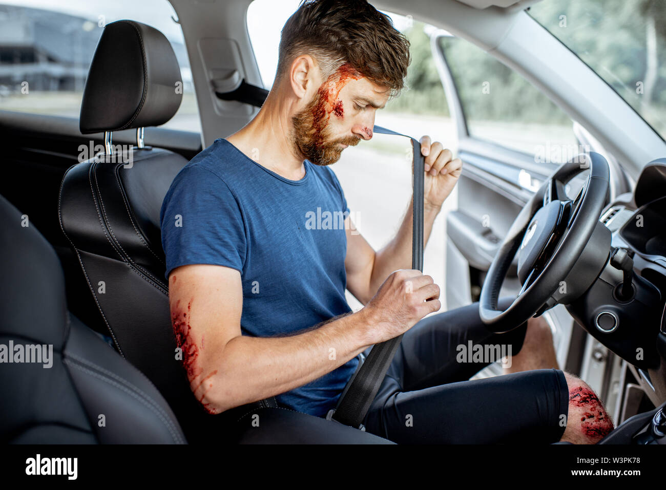 Pilote attaché avec une profonde blessure saignements après l'accident de  la route à l'intérieur de la voiture, se sentir en sécurité avec la ceinture  de sécurité Photo Stock - Alamy