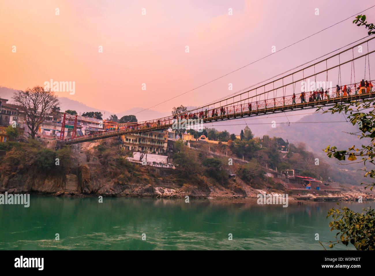 Vue sur le fleuve Ganges et le pont Lakshman Jhoola (pont) à Rishikesh Inde Banque D'Images