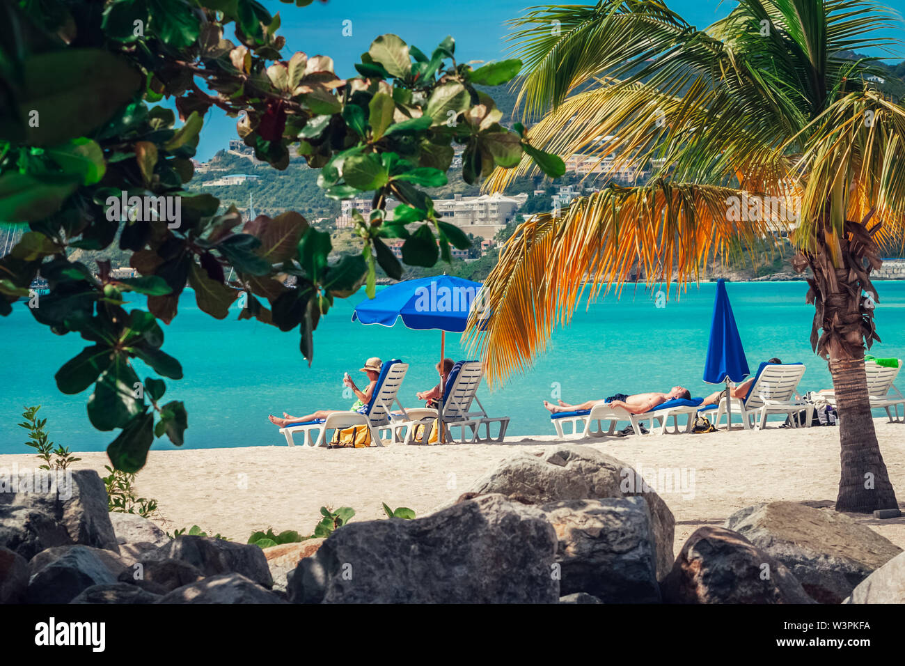 Sint Maarten / Caraïbes / Pays-Bas - Janvier 23,2008 : vue d'été sur la plage de sable avec des gens le repos et baignade dans la mer couleur turquoise. Banque D'Images