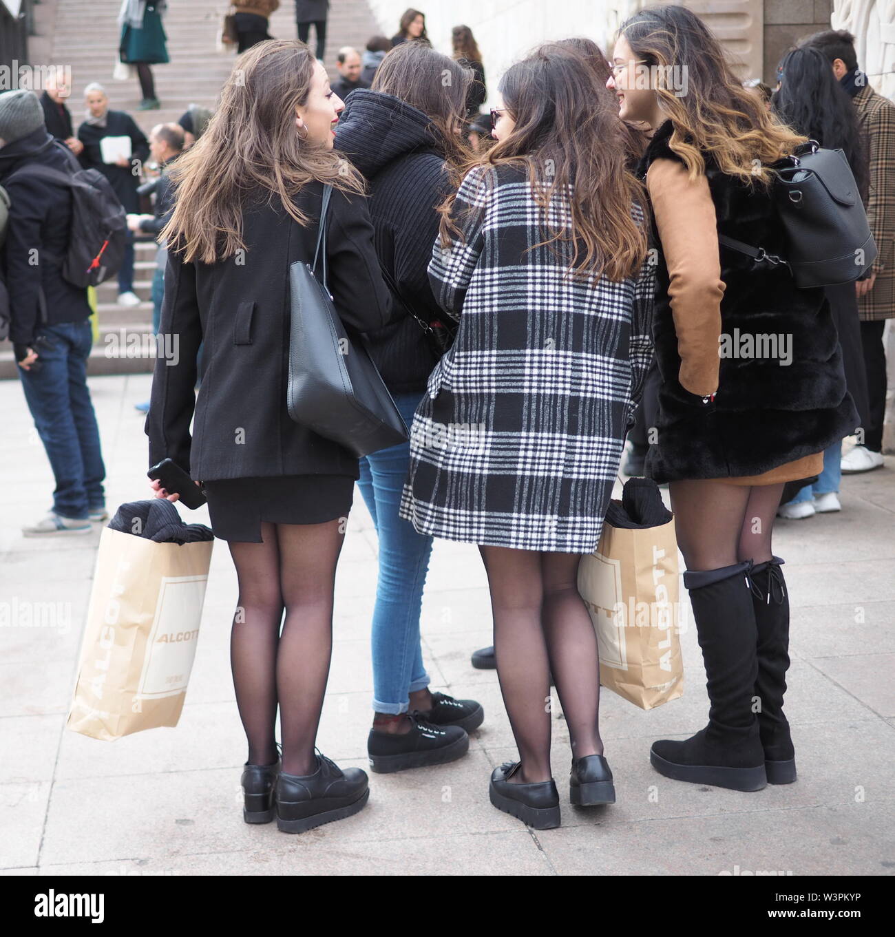 MILAN Italie 23 fevrier 2019 les jeunes adolescents en collants apres Gabriele Colangelo fashion show Milan Fashion week automne hiver 2019 2020 Photo Stock Alamy