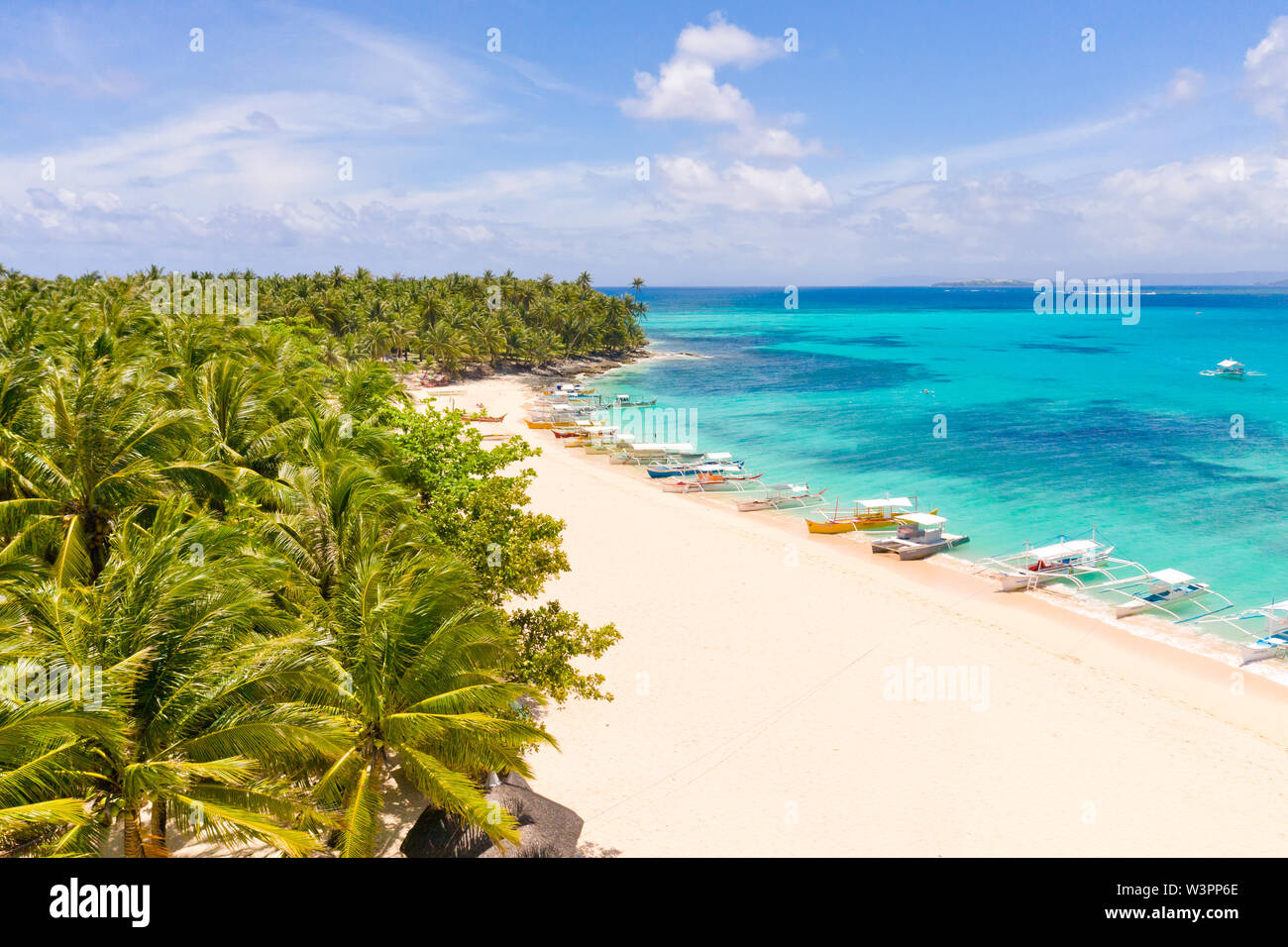 Belle île tropicale par temps ensoleillé, vue de dessus. L'île de CODO, Philippines. Plage de sable blanc et le lagon turquoise. Banque D'Images