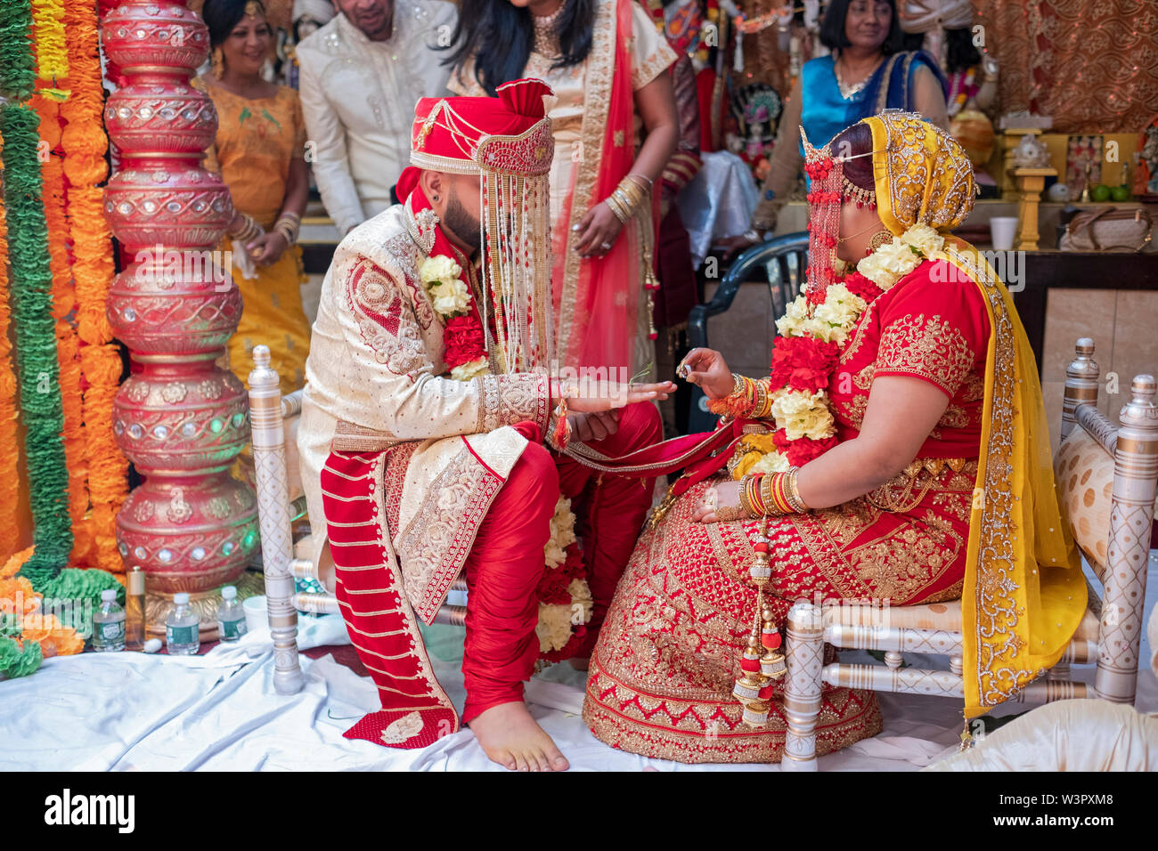 Une femme et un homme bagues change au cours d'une cérémonie de mariage traditionnelle hindoue dans un temple à Ozone Park, Queens, New York. Banque D'Images