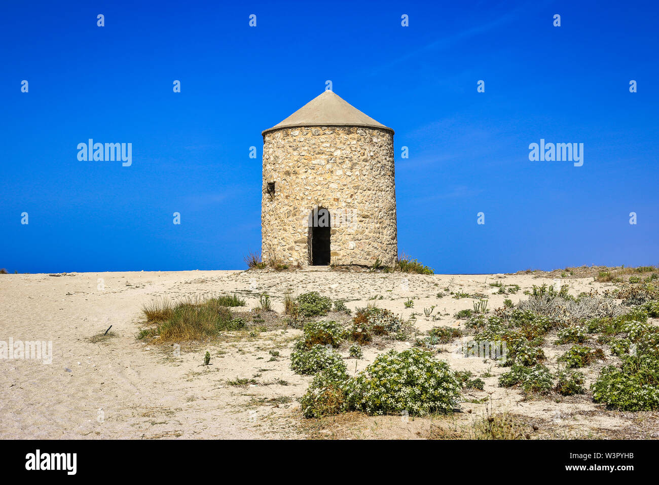 Ancien moulin à vent sur Agios Ioannis (Gyra), plage de l'île de Lefkada, Grèce Banque D'Images