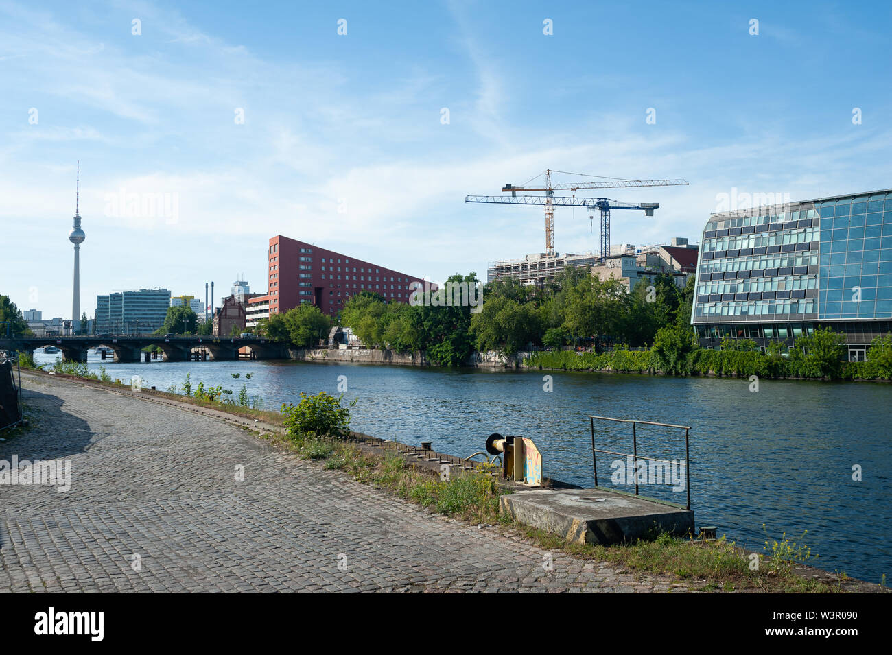 24.06.2019, Berlin, Allemagne, Europe - voir de nouveaux bâtiments sur les rives de la rivière Spree dans le quartier de Friedrichshain-Kreuzberg. Banque D'Images