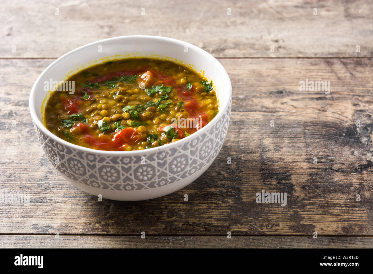 Soupe aux lentilles indiennes dal (dhal) dans un bol sur la table en bois. Copyspace Banque D'Images