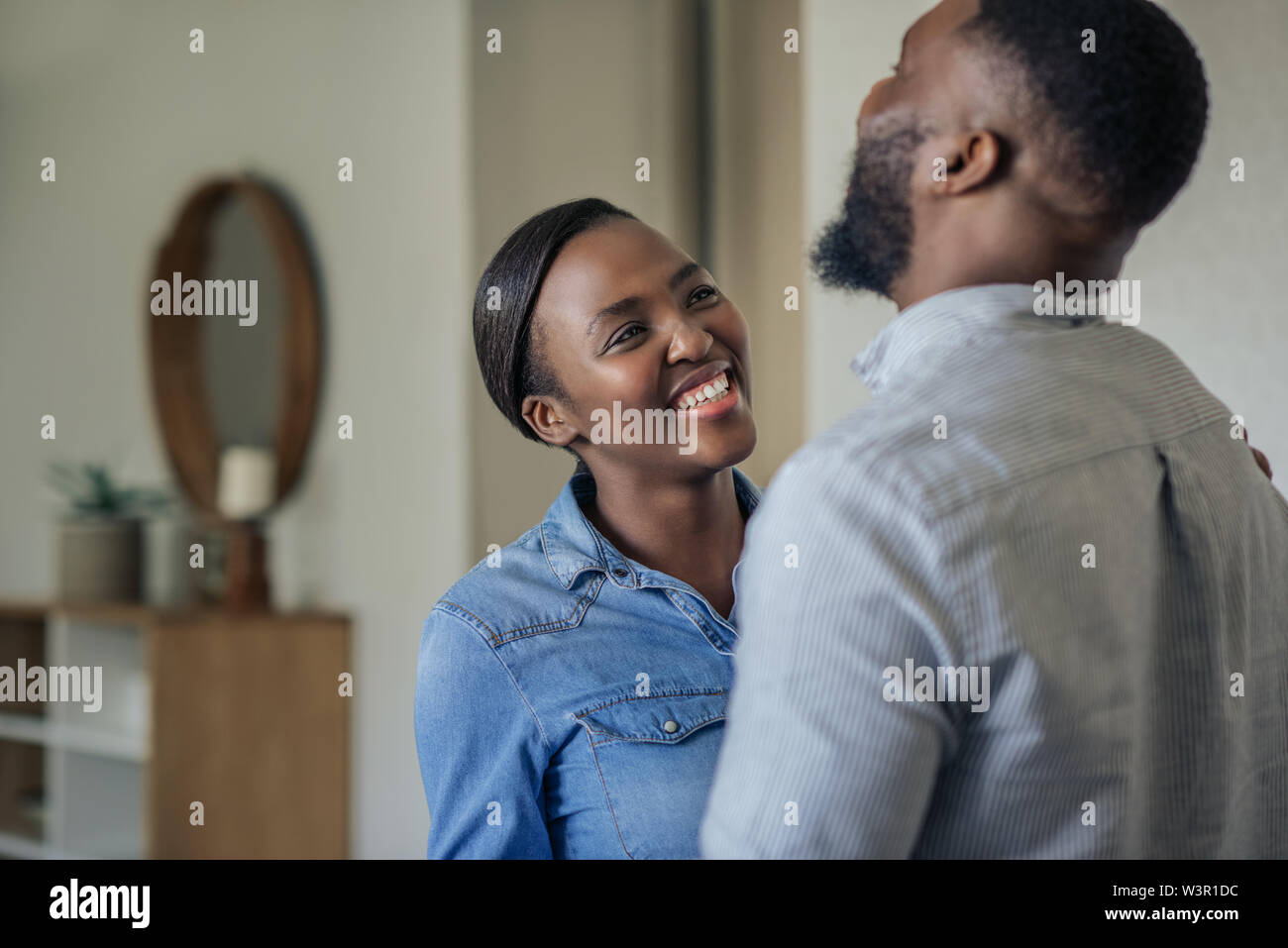 Young African American Woman laughing avec son mari à la maison Banque D'Images