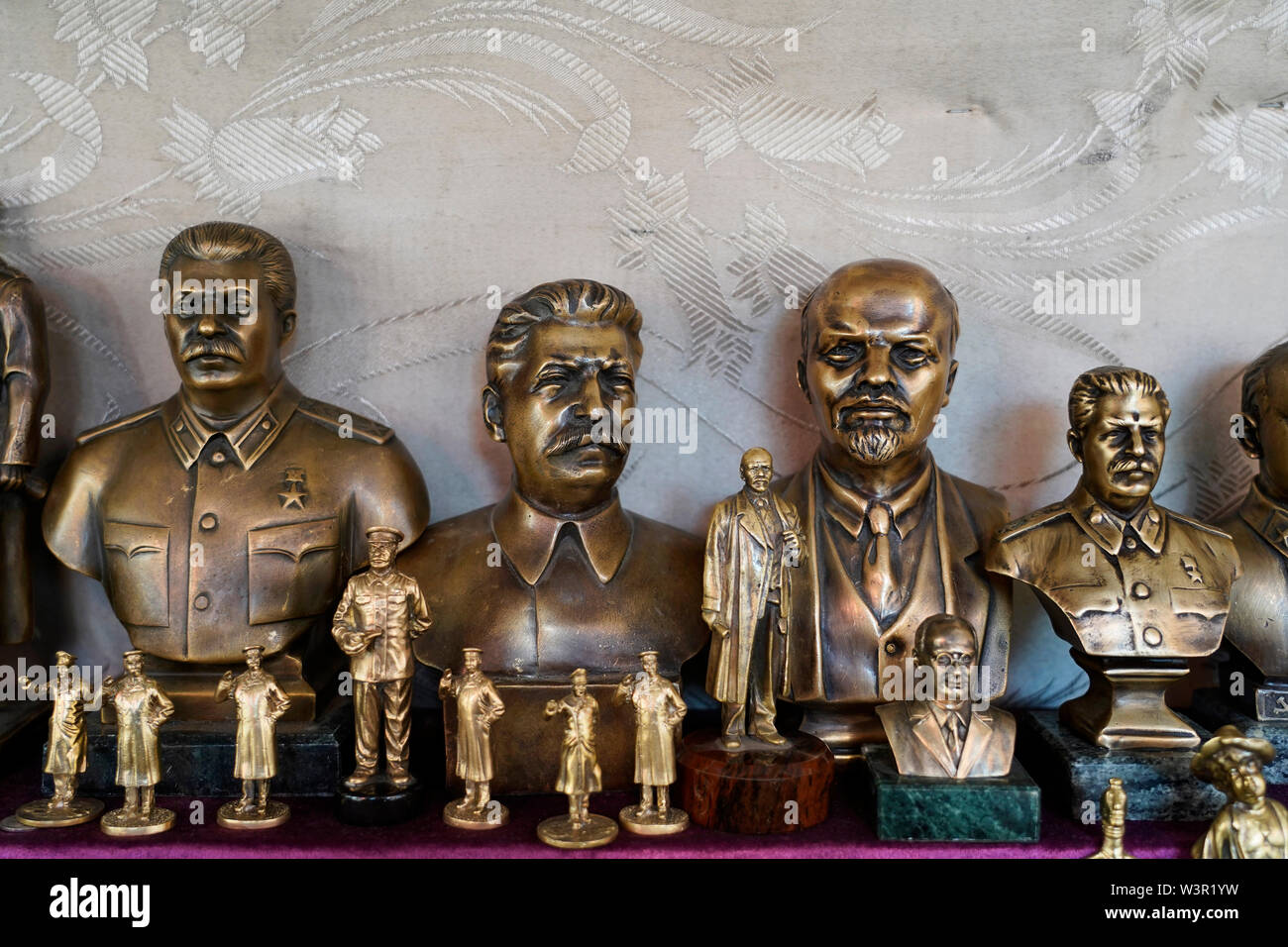 Les bustes en bronze de Lénine et Joseph Staline affiché comme souvenirs à vendre au marché aux puces pont sec à Tbilissi, Géorgie. Banque D'Images