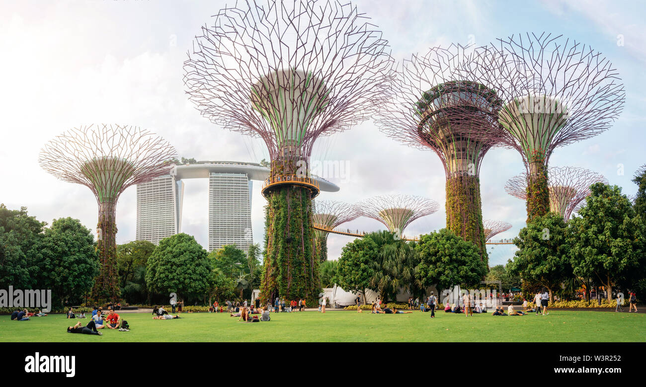Singapour - 2 Avril, 2018 : vue panoramique sur l'Supertree des jardins au bord de la baie et de la Marina Bay Sands Banque D'Images