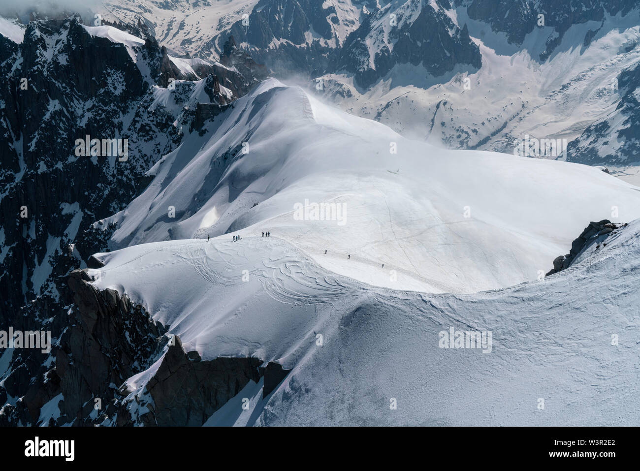Les alpinistes sur un glacier des Alpes Françaises Banque D'Images
