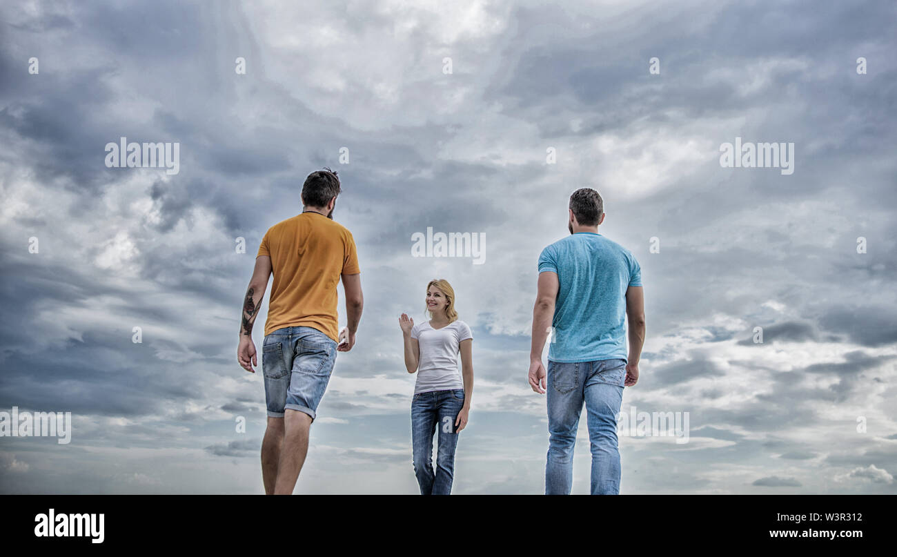 Quel bon copain date aller. Seule femme choisissant la liberté indépendance sur les relations. Libre choix. Jeune et libre. Se sentir libre de choisir. Sélection femme partenaire. Rendre la vie choix. Banque D'Images